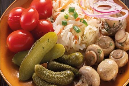 Ассорти из маринованных овощей