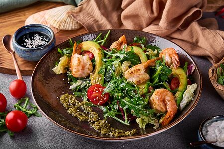 Салат с рукколой и тигровыми креветками