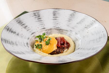 Бифштекс с картофельным пюре и сырным муссом