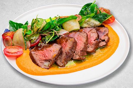 Медальоны medium из говядины с соусом демиглас