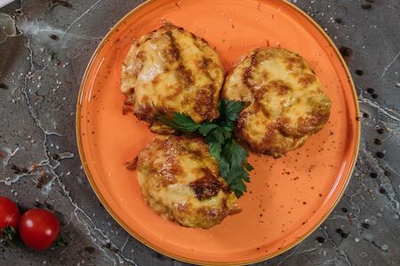 Медальон из телятины с грибами