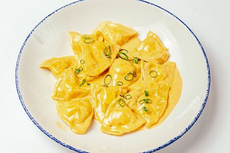 Равиоли с креветками и гребешком в кокосовом соусе