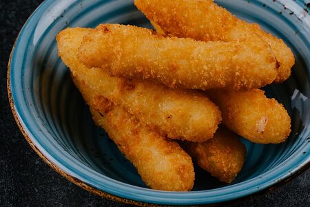 Хрустящие палочки из моцареллы