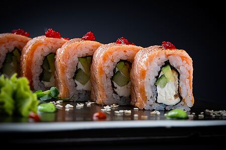 Ролл с опаленным лососем