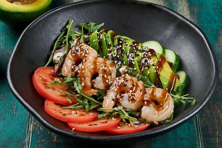 Салат с креветками и авокадо