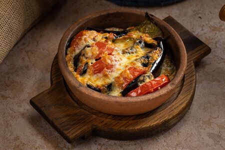 Запеченный баклажан с сыром и томатами