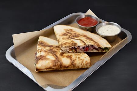 Кесадилья с цыпленком и беконом