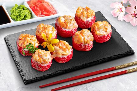 Запеченный ролл Острый с крабом и гребешком