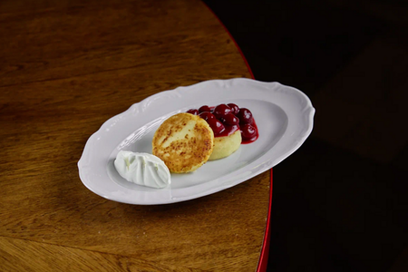 Сырники с домашним вареньем и сметаной