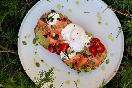 Авокадо-тост с форелью