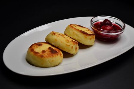 Сырники с ягодным миксом