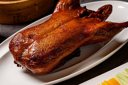 Утка по-пекински с блинчиками и овощами