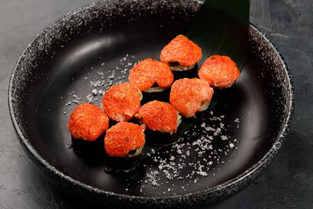 Запеченный ролл с мидиями hot