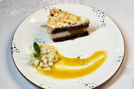 Морковный торт с грушей в карамели