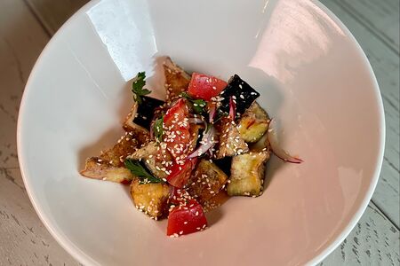 Тёплый салат с жареными баклажанами