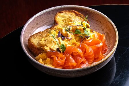 Скрэмбл на бриоши с томатами