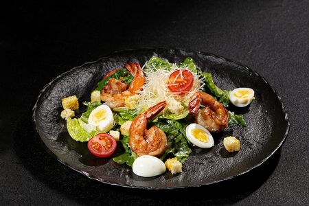 Салат Цезарь с тигровыми креветками