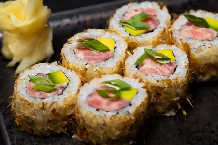 Ролл с тунцом, трюфелем и юдзу