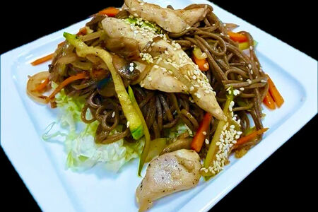 Wok с курицей и овощами