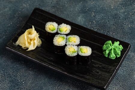 Ролл с авокадо