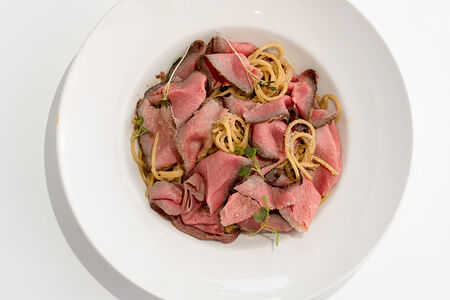 С ростбифом и перечным соусом