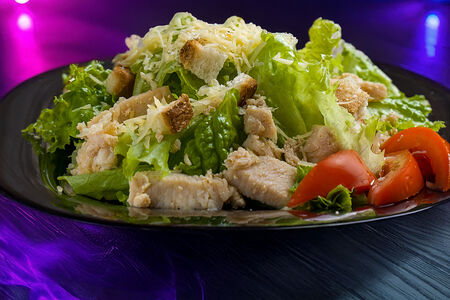 Салат Цезарь с курицей