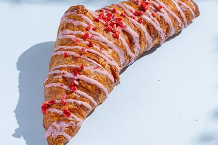 Круассан клубничный