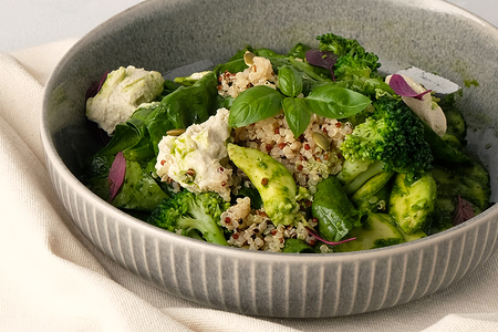 Зеленый салат с брокколи и шпинатом 