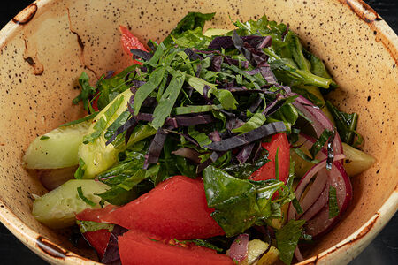 Овощной салат с заправкой на выбор