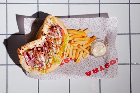 Бургер с говядиной, фри и соус