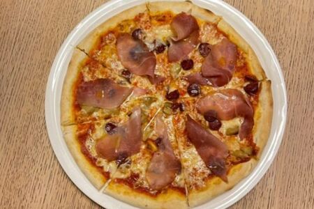 Пицца с белыми грибами и пармской ветчиной