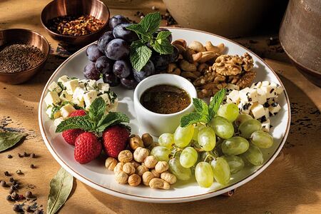 Фруктово-ореховое ассорти с сырами