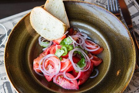 Салат из свежих томатов