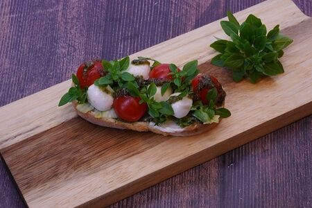 Брускетты с моцареллой и соусом песто