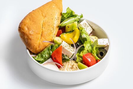 Греческий салат с хумусом и лепёшкой 