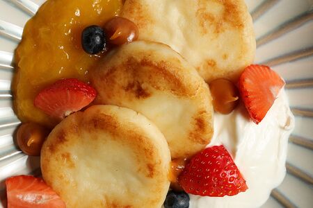 Сырники, манго, сметана