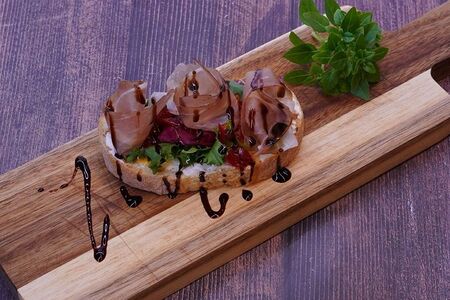 Брускетты с хамоном