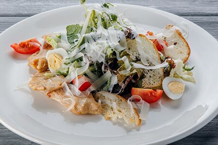 Салат Цезарь с курицей