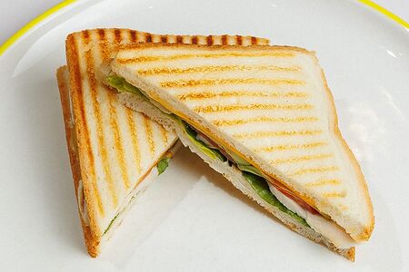 Сэндвич с курицей и авокадо