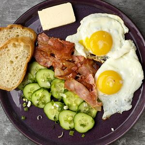 Яичница с беконом и огурчиком