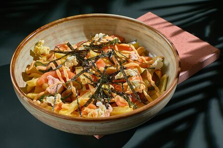 Картофель фри с лососем и крабом