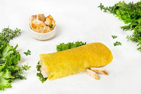 Ролл с курицей, зеленым салатом и соусом Цезарь
