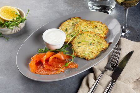 Оладьи из цукини с форелью слабой соли 