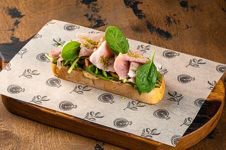 Брускетта с ростбифом