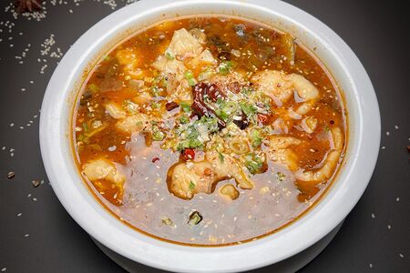 Филе судака в остром бульоне по-сычуаньски