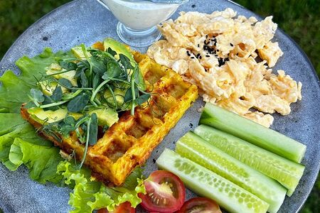 Картофельная вафля со скрэмблом и авокадо