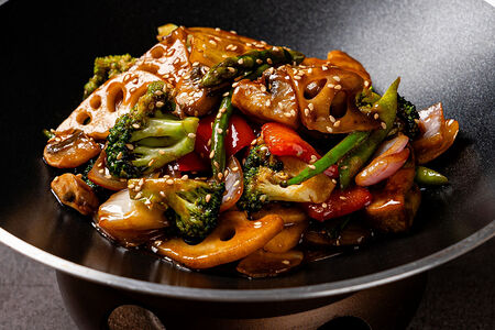 Хрустящие овощи, обжаренные на воке