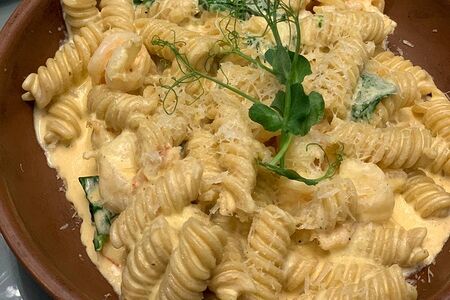 Паста интеграле с креветками, шпинатом и пикантным соусом