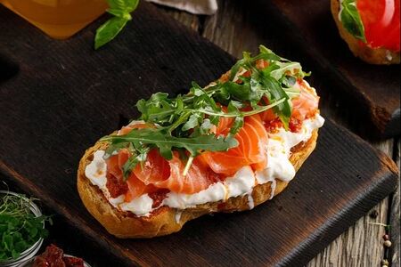 Брускетта с форелью