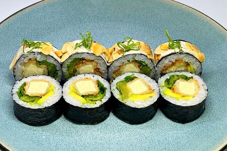 Ролл с тофу темпура и ореховым соусом